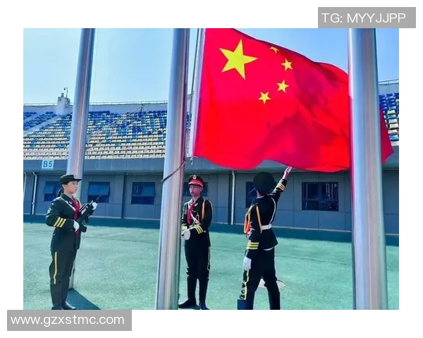 足球明星高举国旗的高清照片展现激情与荣耀的瞬间 足球明星高举国旗的高清照片展现激情与荣耀的瞬间